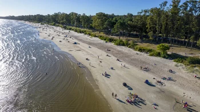 Playa Fomento: Un rincón de tranquilidad y naturaleza en Colonia